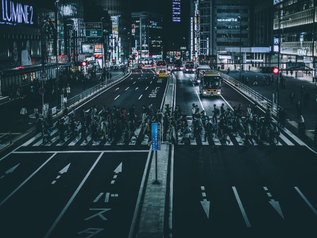 夜の横断歩道の画像