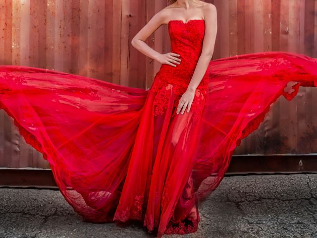 赤いドレスの画像