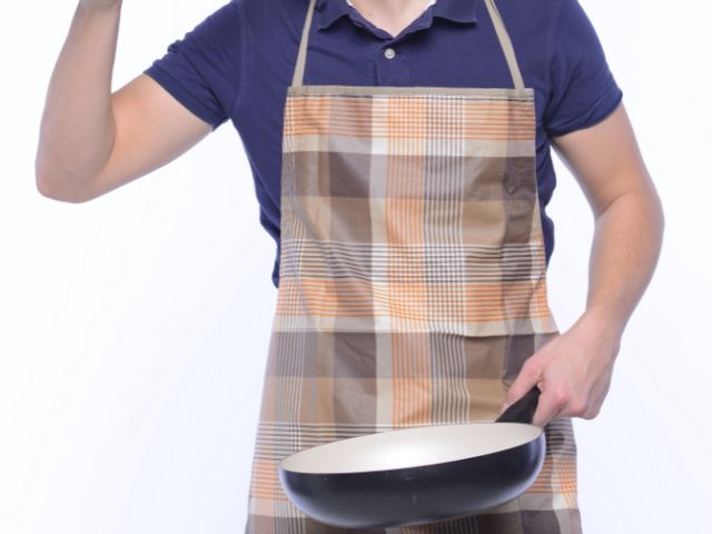 料理をしている男性の画像