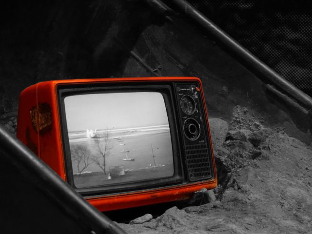 廃墟にあるブラウン管テレビの画像