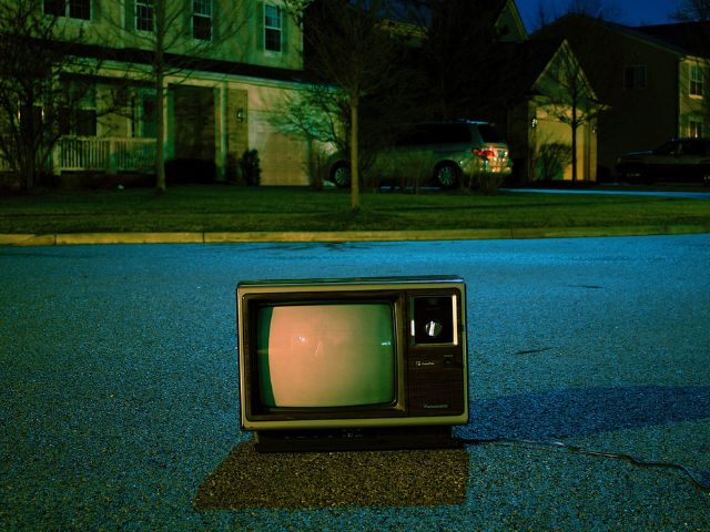 道端にあるブラウン管テレビの画像