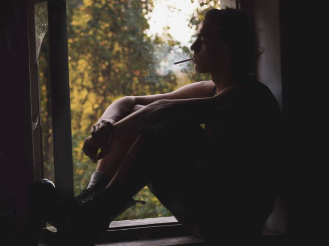 タバコを吸っている画像