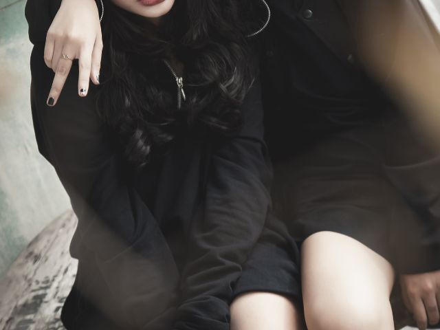 友達と肩を組んでいる画像