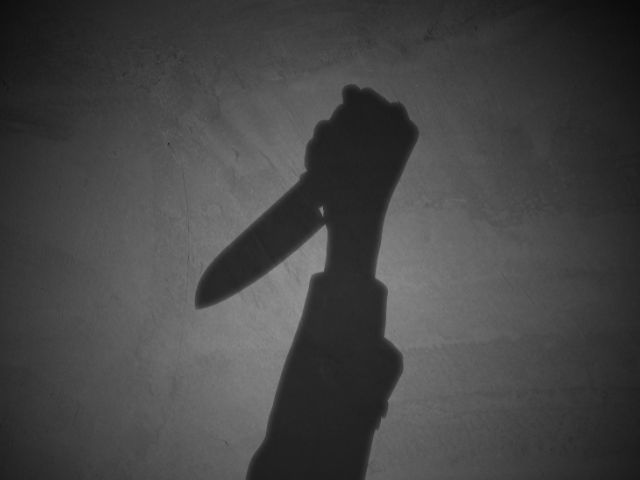 包丁を振りかざす影の画像