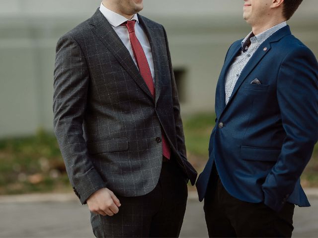 会話をしている男性2人の画像